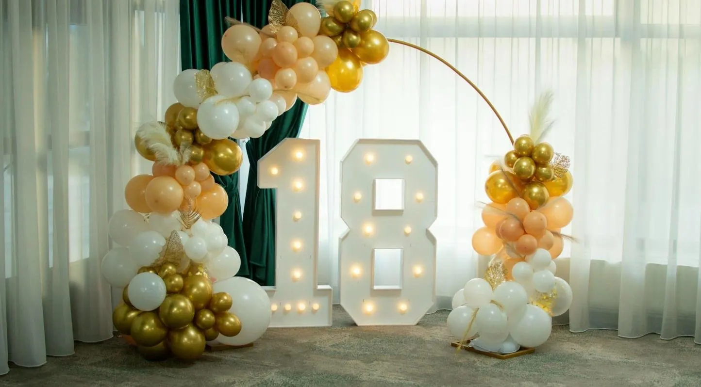 Décor de ballons et chiffres lumineux pour un anniversaire