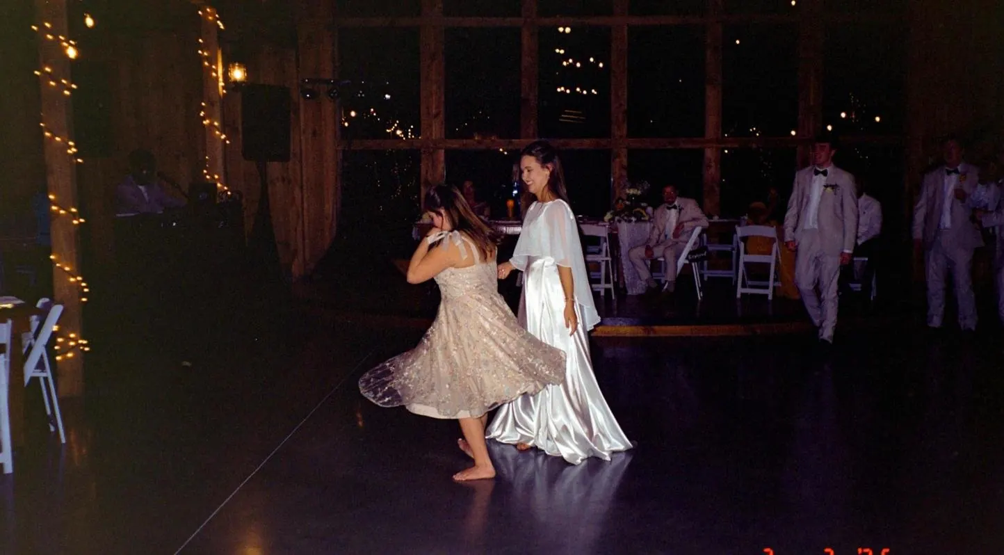 Danse sur la piste dans une salle en bois