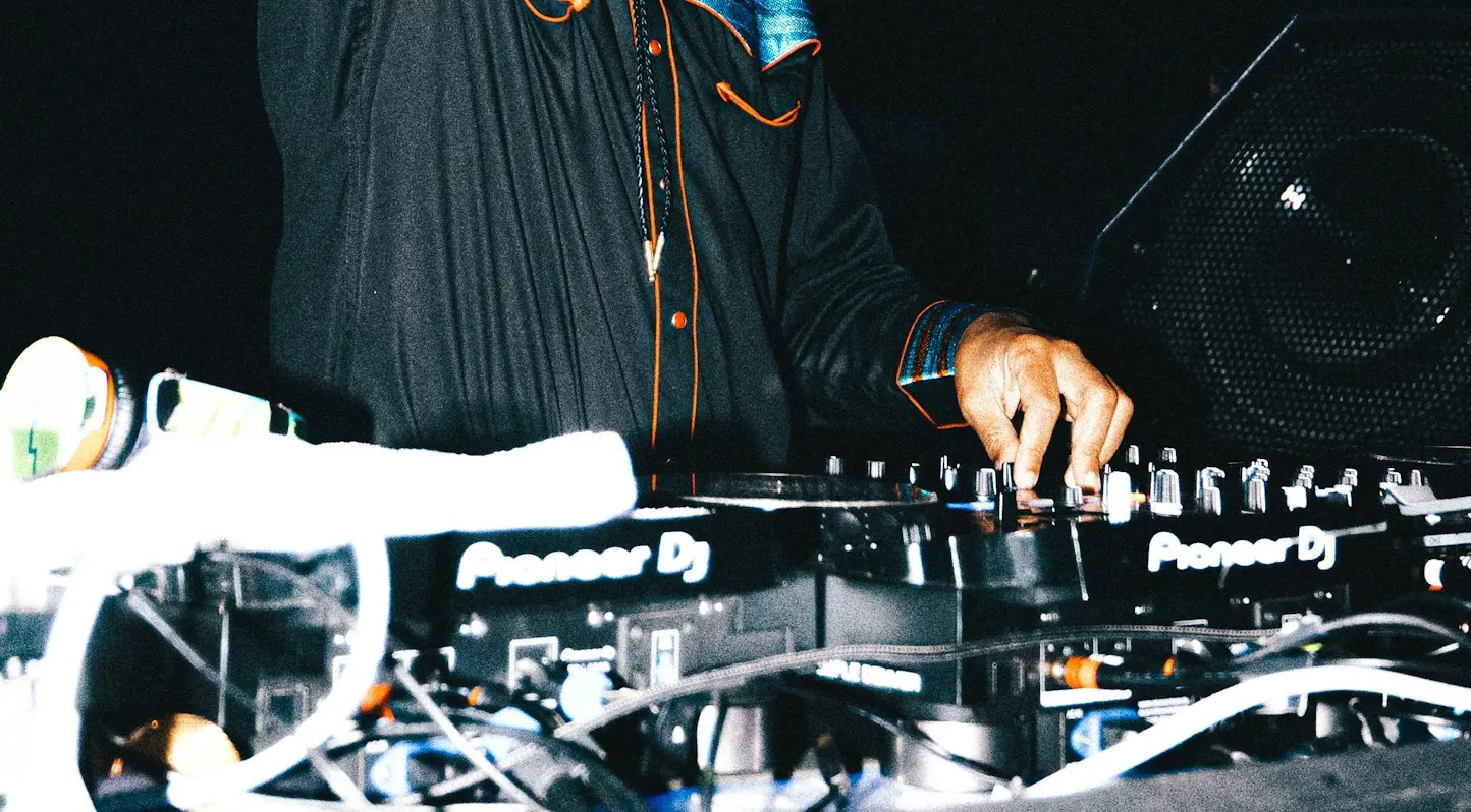 DJ qui lève la main pendant une soirée