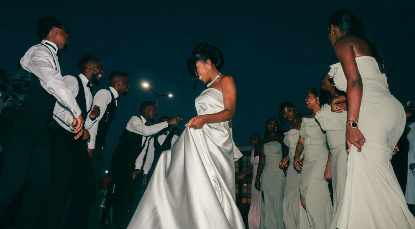 Mariée qui danse avec ses invités
