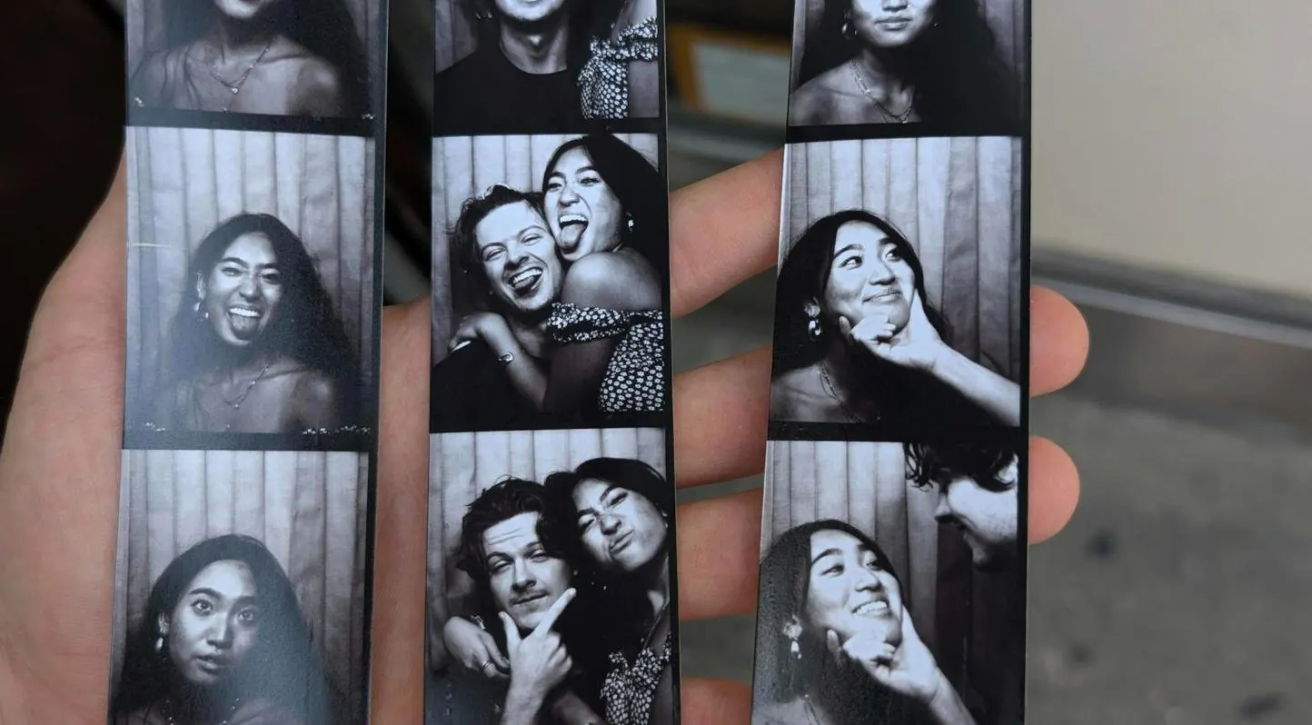Bandes de photos de photobooth tenues dans la main